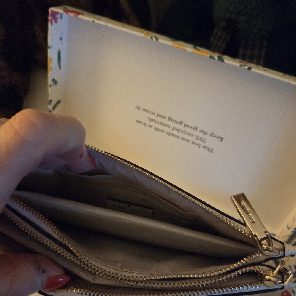 NWOT Kate Spade White Clutch with Floral Elegance - Picture 3 of 6